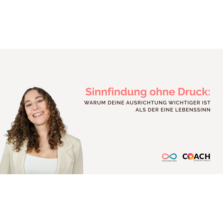 Frau mit lächelndem Gesicht, präsentiert Thema des Artikels "Sinnfindung ohne Druck".